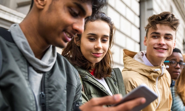 Νοοτροπία YOLO: Κίνδυνοι για τη Gen Z